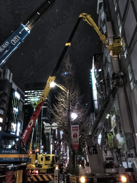 夜のアキバの看板交換